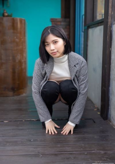 美女在床上打扑克